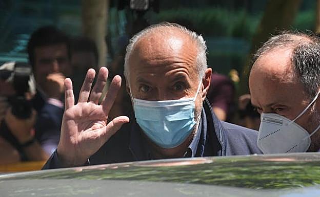 José Luis Moreno saluda tras quedar en libertad. 