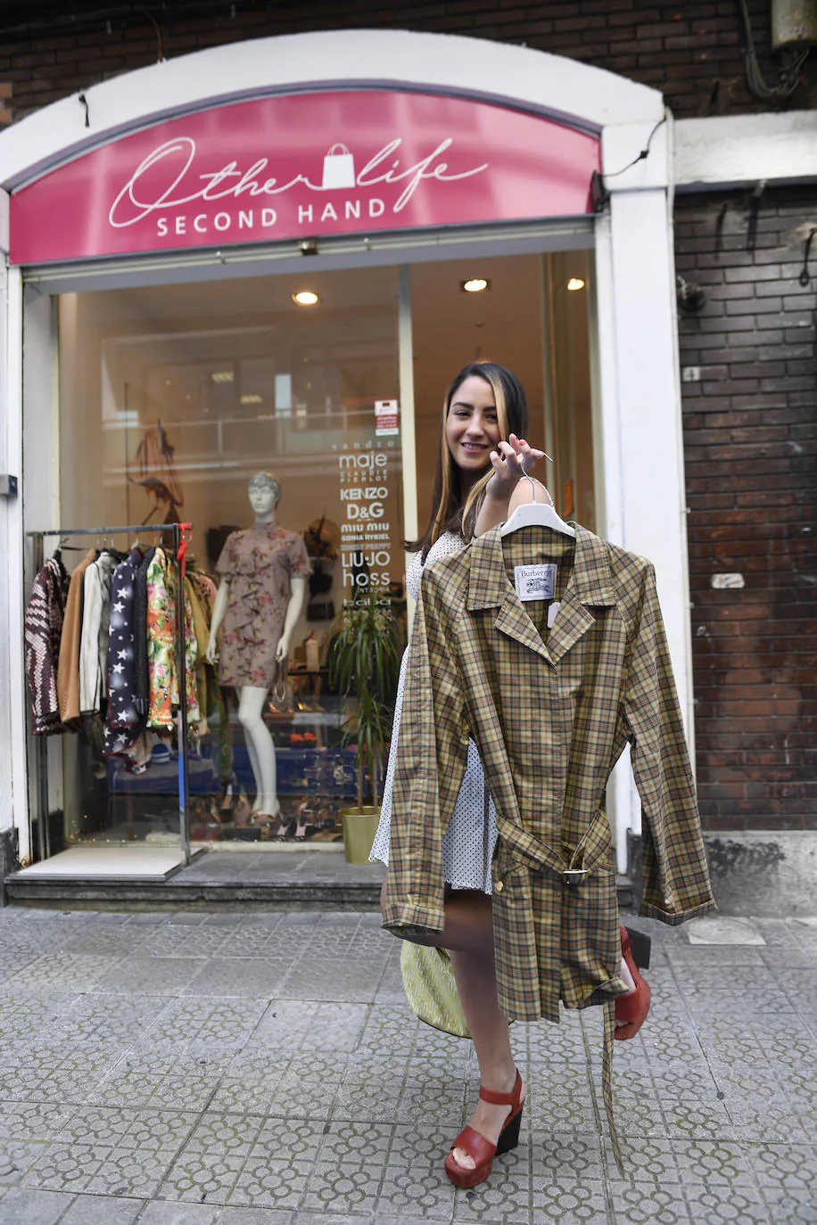 maximizar capitalismo Persuasión Fotos: De segunda mano sí, pero de lujo: la tienda de Bilbao con ropa de  Chanel o Valentino | El Correo