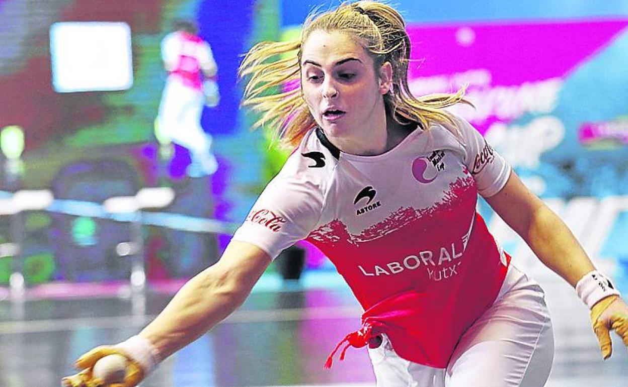 Amaia Aldai devuelve una pelota con la derecha. 