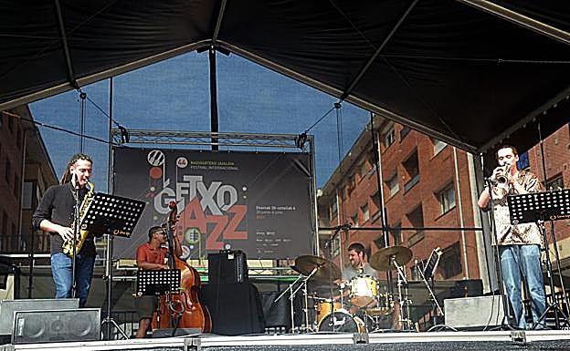 Horda: el vitoriano Eolo Andino (saxo alto), el cubano residente en San Sebastián Ledian Mola (contrabajo), el suplente Aitor Bravo, un alavés de Araya (batería), y el vitoriano Nico Andino (trompeta). 