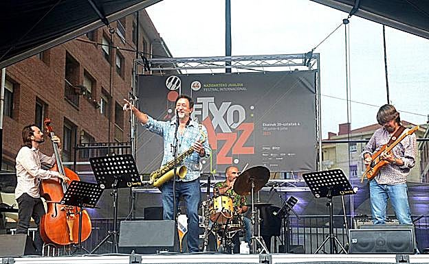 Baleen Lobak: el vitoriano Pablo Martín-Caminero (contrabajo), el bilbaíno Gorka Benítez (tenor y flauta), el getxotarra Borja Barrueta (batería) y el alicantino afincado en navarra Alejandro Mingot (guitarra). 