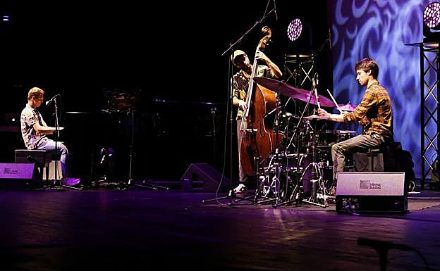 Alex Monfort Trio de mañana en el Musikebarri.