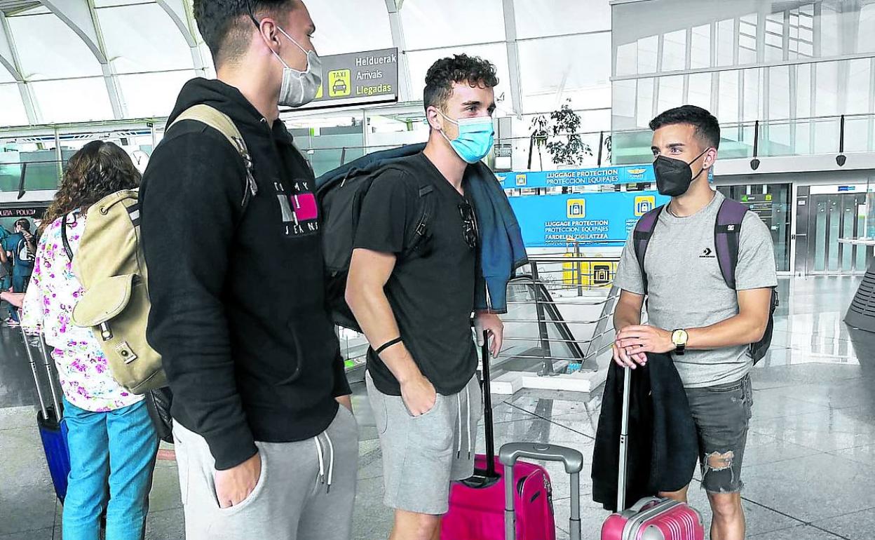 Imanol Baz, Estefano y Arkaitz, tres chavales de Vitoria, viajaron ayer desde Loiu destino a Valencia. 