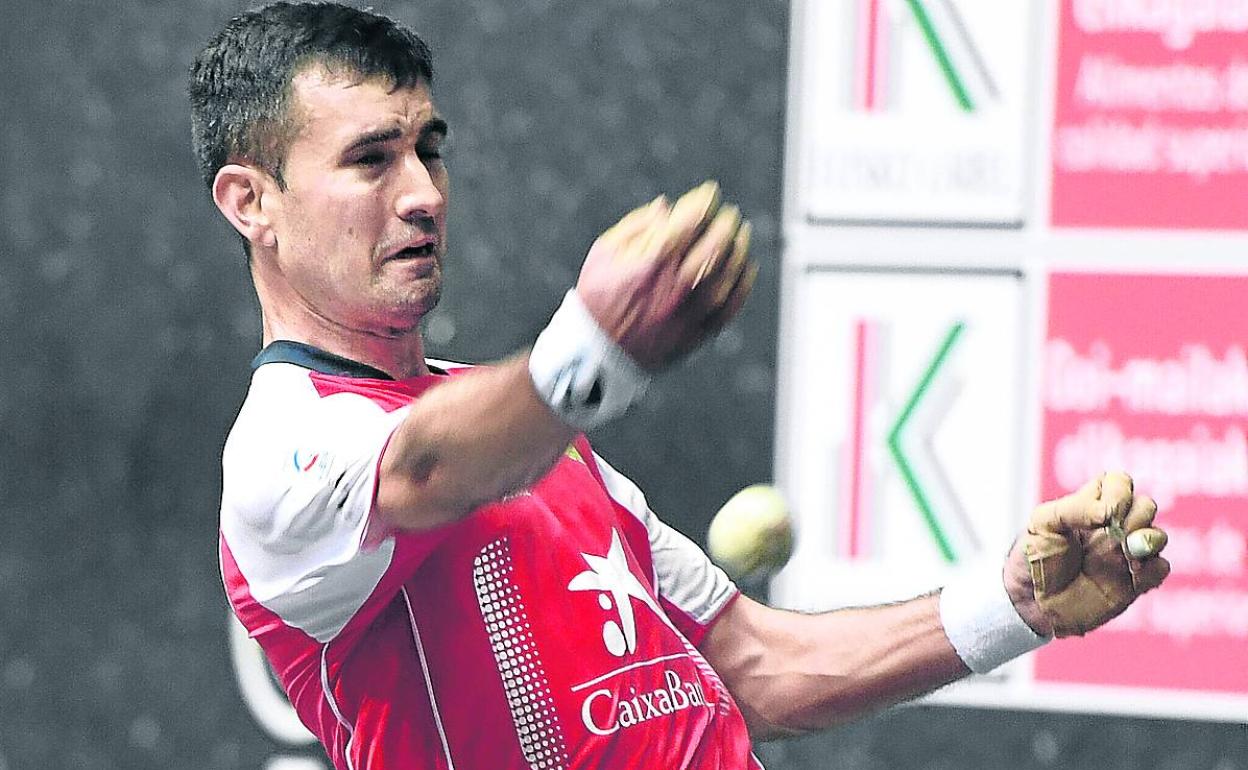 Mikel Urrutikoetxea suelta la derecha en un partido anterior. 