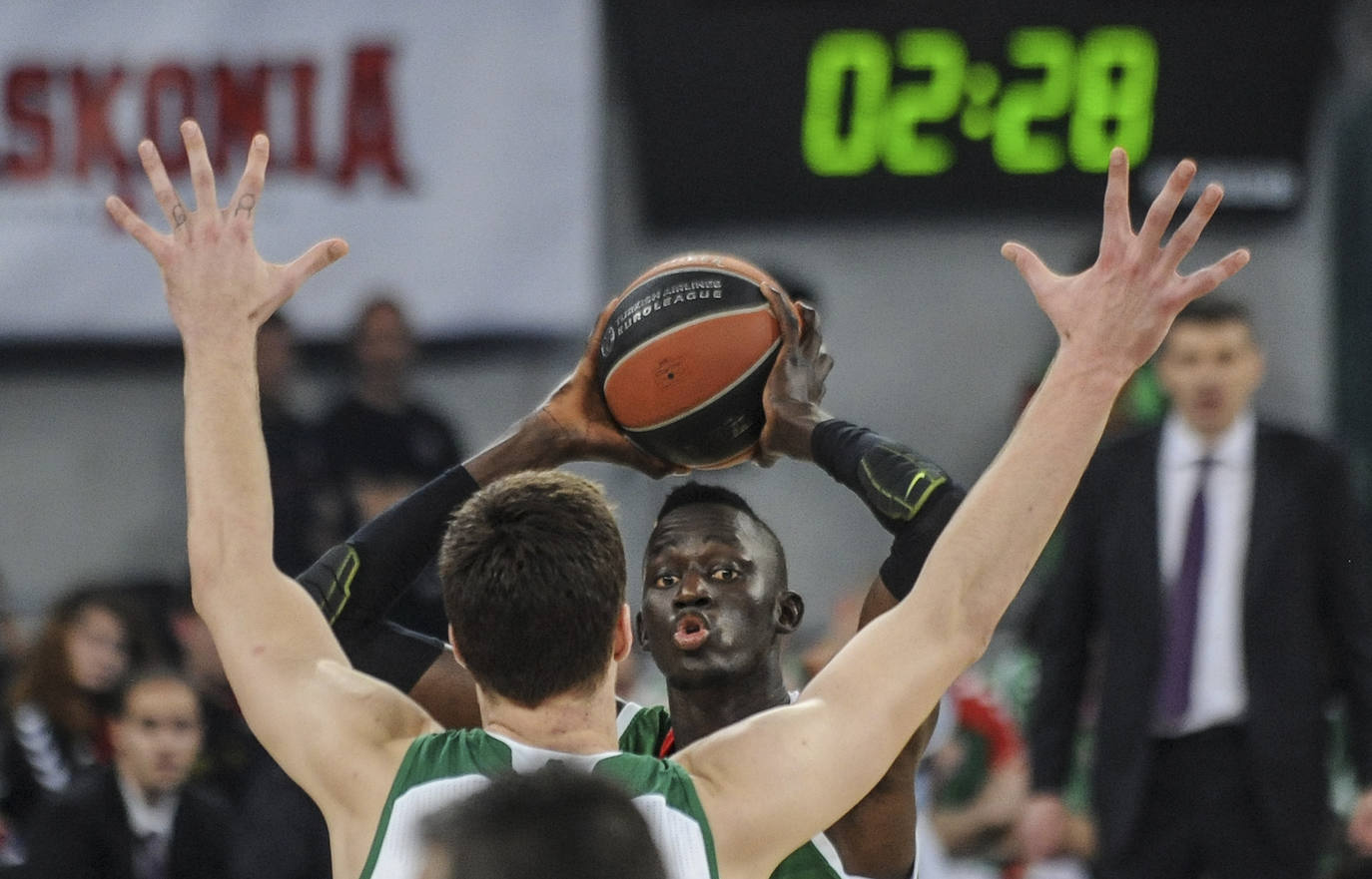 Diop busca un pase mientras Velimir Perasovic lo contempla desde el banquillo. 