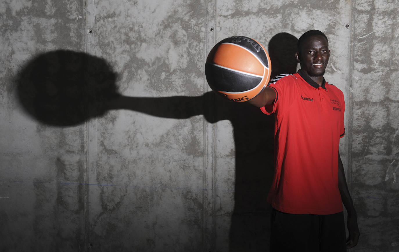 Diop, en solitario en el interior del Buesa Arena.