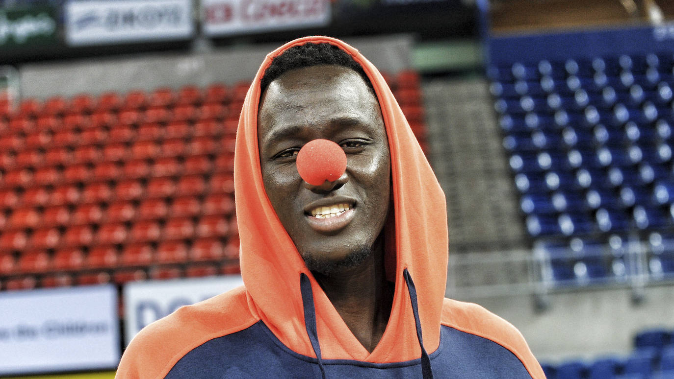 Diop en su versión más bromista durante una jornada de puertas abiertas a los medios de comunicación. 