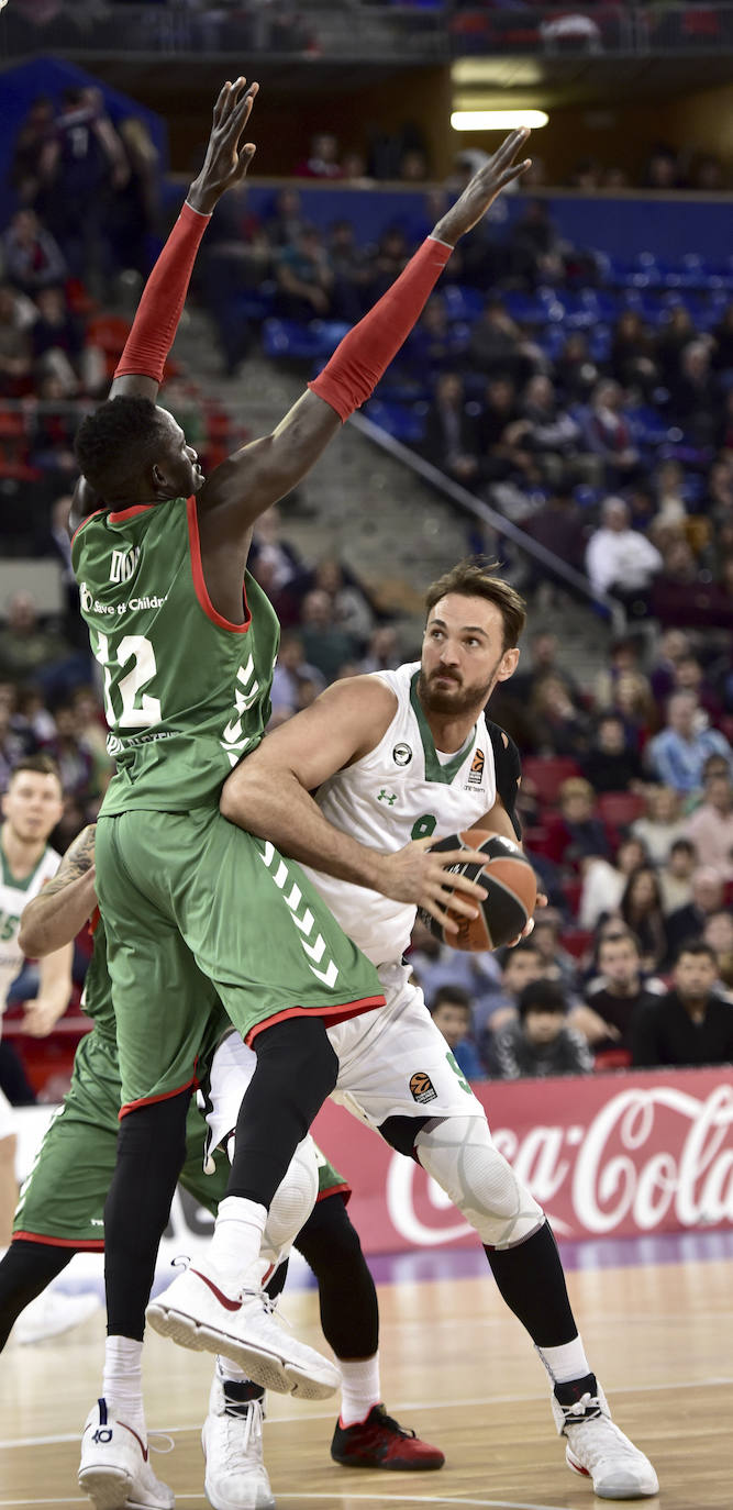 Defendiendo a Joffrey Lauvergne en un partido ante el Zalgiris. 