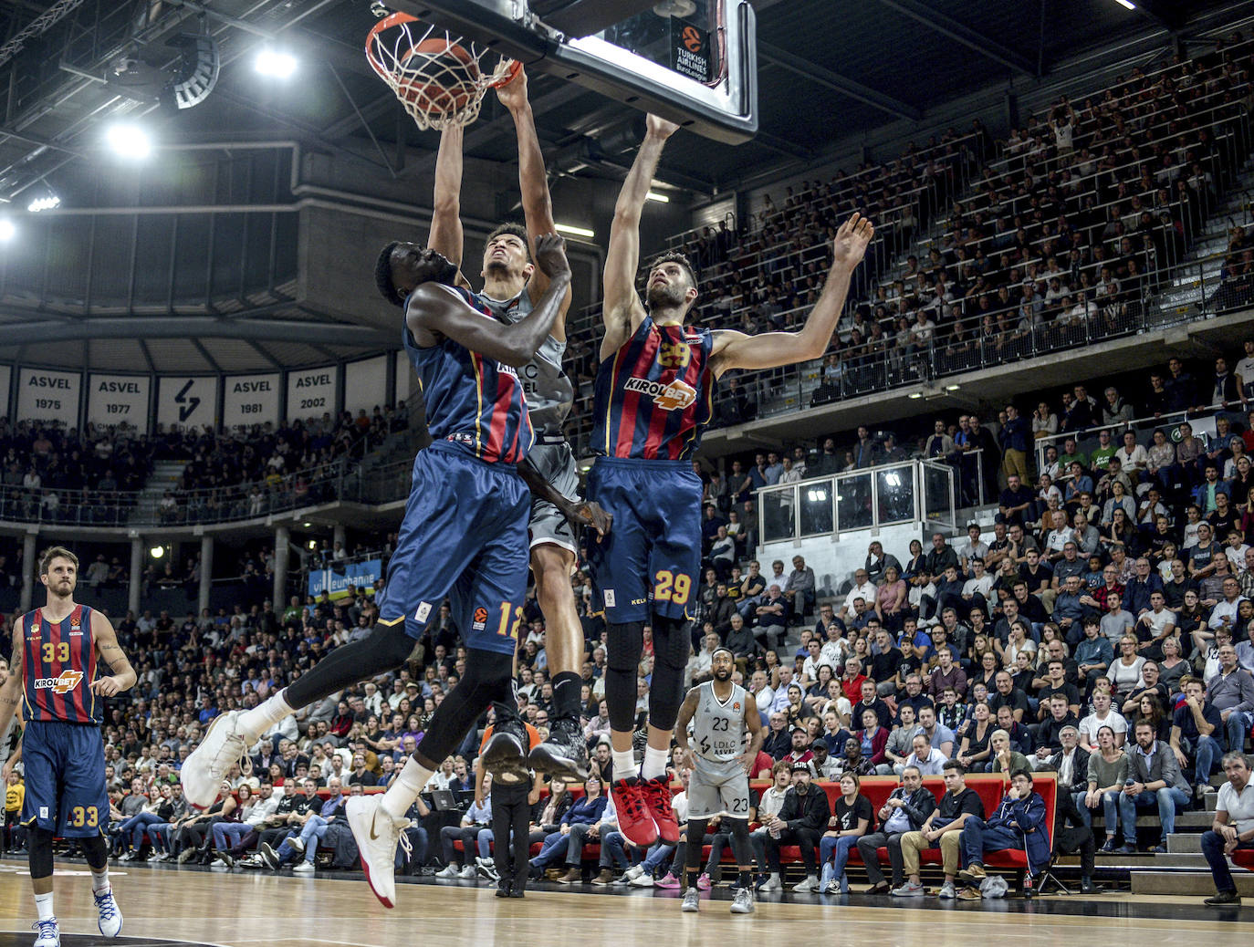 Diop intenta evitar la canasta de un rival junto a Vildoza. 