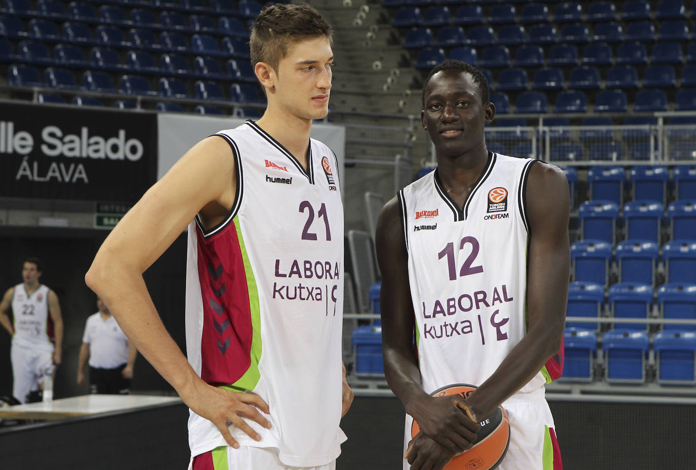 Diop posa junto a Tibor Pleiss en los días previos a su debut con el Baskonia a las órdenes de Sergio Scariolo.