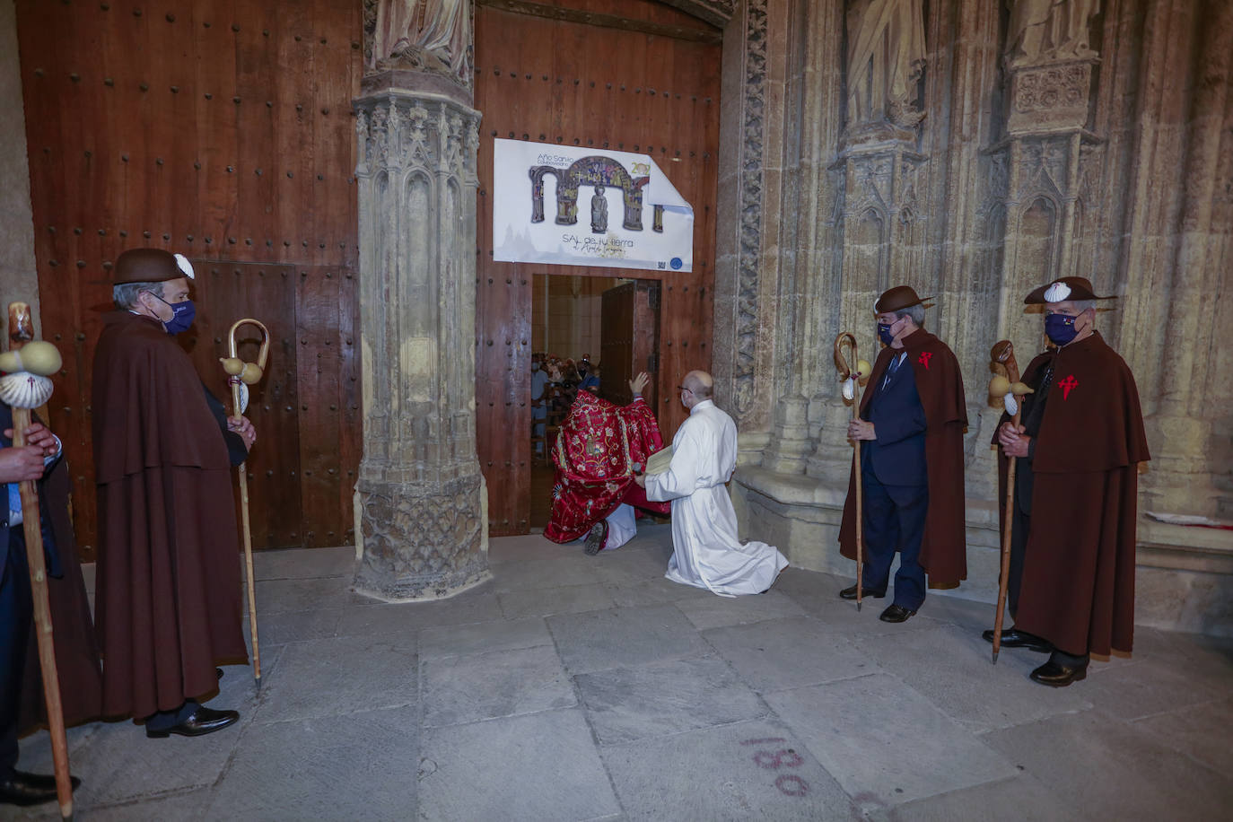 Fotos: La Catedral de Santa María de Vitoria abre la Puerta Santa con motivo del Año Xacobeo