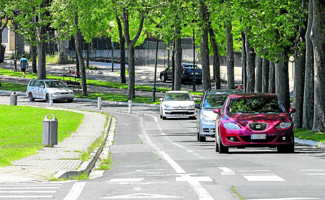 Los conductores utilizan la Avenida San Prudencio para ir a Júndiz o acceder a la N-120.