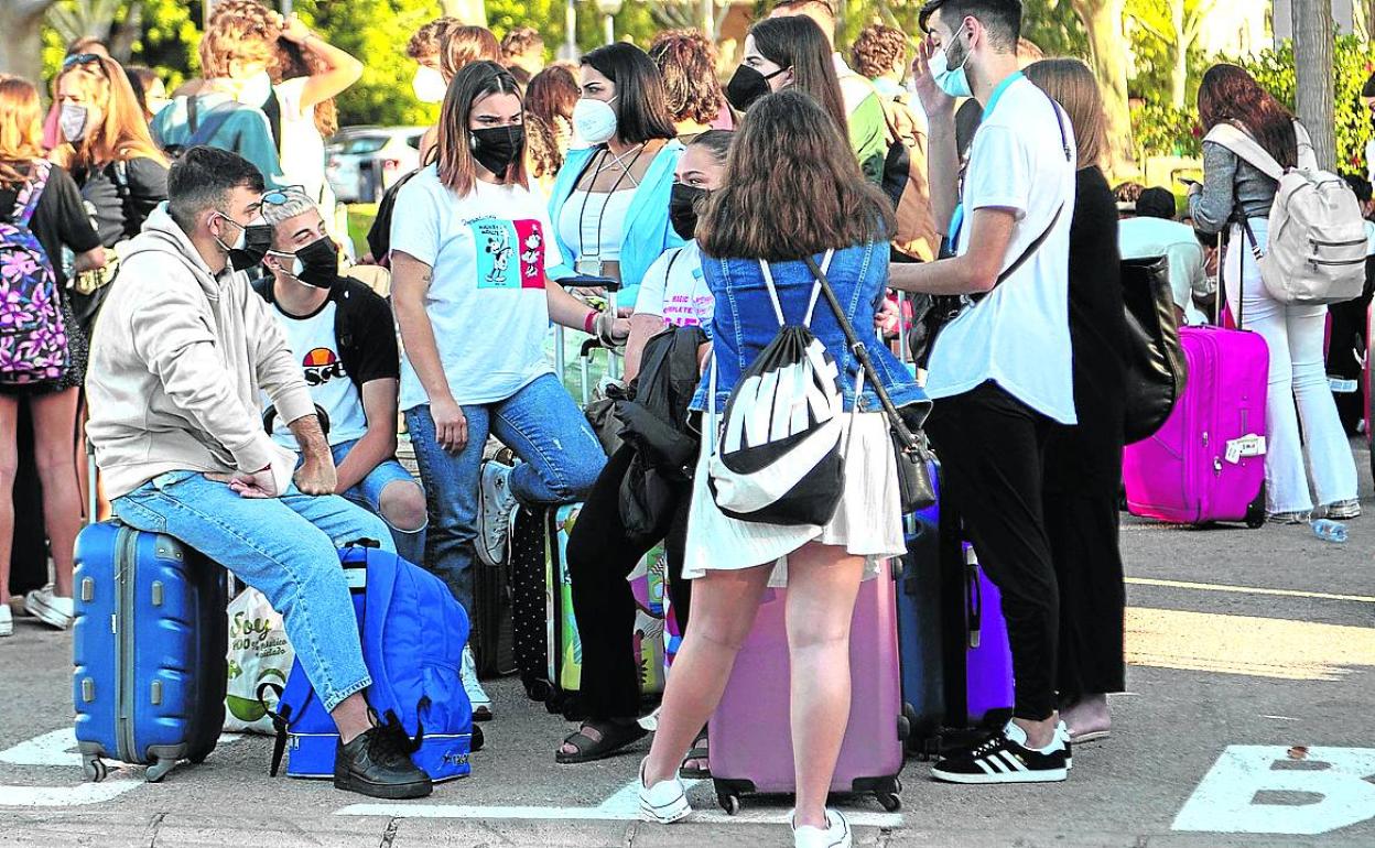 Estudiantes que han estado confinados en hoteles de Mallorca aguardan para regresar a sus casas. 