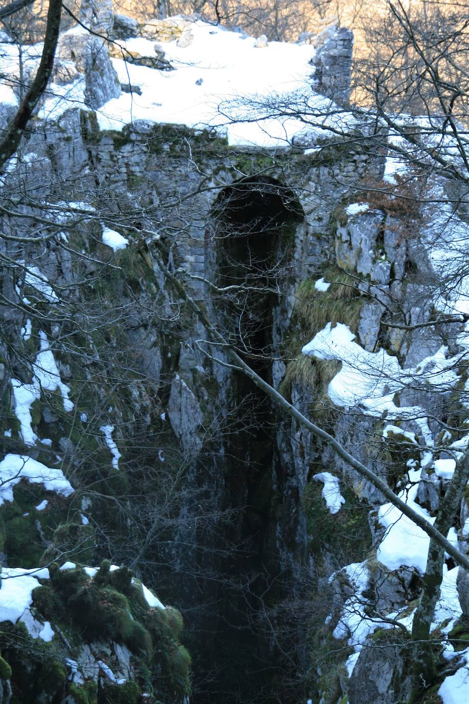 Neberabarri (Itxina) . Está considerada la nevera más importante de Gorbeia, conocida también como Nevera de Orozko. Se ubica sobre el paso de Kargaleku, en uno de los accesos a Itxina desde Arraba. Se construyó aprovechando una sima de 25 metros donde se levantaron dos muros que se unían en lo alto por medio de una bóveda. Sobre ella existía una chabola con una gran puerta en cuyo interior, además de distintos aperos, estaba el cesto que se descolgaba con una cuerda para recoger el hielo. Las neveras de montaña, como otras tantas labores ancestrales, fueron quedando en desuso con la introducción de nuevas técnicas y, sobre todo, por la utilización de la energía eléctrica a comienzos del siglo XX. 