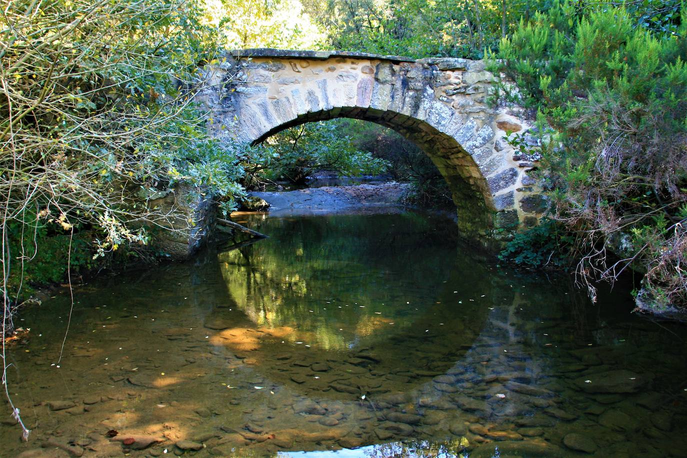 Puente Arkarai (río Baias) . El río Baias es el cauce más importante de los que surcan Gorbeia. Nace a casi mil metros de altura, bajo la Peña Urratxa, desciende como arroyo por el barranco de Padrobaso y a la altura del puente Arkarai se funde con el Larreakorta para formar el Baias propiamente dicho, que muere en el Ebro 64 kilómetros más tarde, a la altura de Miranda. El puente Arkarai, como los de Igatz, Arlobi y Aldarro, son viaductos levantados por carboneros y pastores para evitar las crecidas del Baias camino de sus bordas. Construido en un solo arco de medio punto, en su sencillez radica su belleza. 