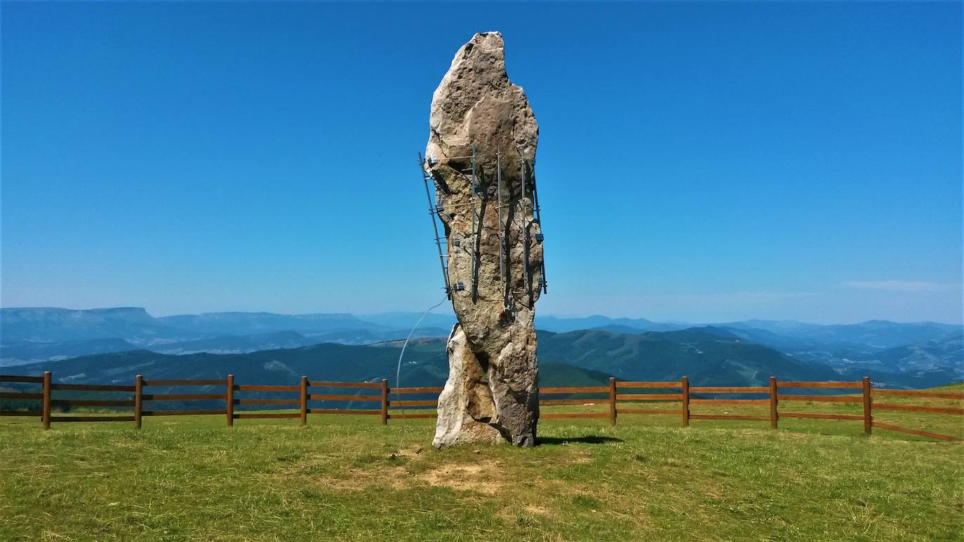 Menhir de Kurtzegan . El menhir de Kurtzegan se sitúa en el collado y cerca de la cumbre del mismo nombre, en el cordal de los montes de Arno, que cierra por el sur el valle de Orozko. Por sus dimensiones -más de cinco metros de alto y siete toneladas de peso- estamos ante el monolito más importantes de Euskadi. Sus restos -estaba partido en varios trozos- permanecían derribados en el suelo hasta que hace una década se acometió su restauración. Los estudios realizados de forma paralela a su reconstrucción han descubierto que dos de los tres bloques de los que consta pertenecen a una misma pieza. Sus diversas partes han sido ensambladas y revelan un menhir de 5,40 metros de longitud. Los expertos también han concluido que el material del bloque principal es arenisca albiense, que pudo ser extraída del alto de Kurtzenaga o de la cima del Kolometa. La ausencia de otros restos arqueológicos ha impedido datar el monumento.