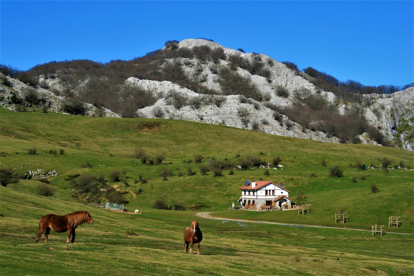 Refugio Ángel Sopeña (Arraba).  El 29 de mayo de 1960 se inaugura con asistencia de unos 3.000 montañeros el nuevo refugio de la Federación Vizcaína en Arraba. Lleva el nombre del montañero y dirigente federativo Ángel Sopeña, en homenaje a su labor en favor todos los refugios de Gorbeia. La Federación Española tenía una deuda contraída con los montañeros vascos desde que se desprendió en 1957 del antiguo refugio de Eguiriñao, que pago contruyendo este nuevo edificio. Disponía de 32 plazas con guardería y cantina abierta del 1 de mayo al 31 de octubre. El resto del año había que recoger la llave en el Club Deportivo de Bilbao, en Zeanuri en la casa de Domingo Manterola, o en la Subdelegación de la Federación en Vitoria. De su cuidado se encargaba el pastor Basilio Echevarria, que servía comidas y bebidas y lo proveía de leña. Como anécdota, en agosto de 1983, con motivo de las grandes lluvias que asolaron el País Vasco, se formó un gran lago delante del refugio, que sorprendió a los propios pastores. Su última gran remodelación, que le dio su aspecto actual, data de 1992.