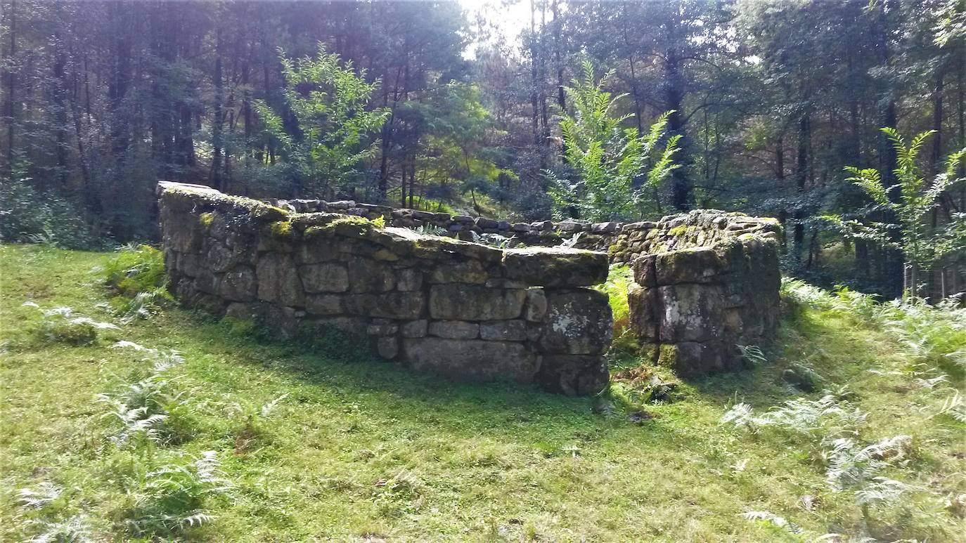 Kirikiñausi (Orozko) . Los kirikiñausi o ericeraseran los almacenes donde se acumulaban las castañas (el pan de los pobres) en la edad media. Son construcciones circulares o elípticas de piedra de entre 2 y 8 meros de diámetro y paredes de entre 1 y 2,5 metros de altura, con una puerta de acceso. Las castañas se amontonaban con zanahorias dentro de la kirikiñausi. Luego se cubrían con helecho, hierba, espinos o sacos. De esta forma, además de mantener las castañas en buen estado, se evitaba que fueran comidas por cerdos o jabalíes. El macizo de Gorbeia acumula buena parte de los que se conservan en Euskadi y Orozko concentraba el 70% de ellas, de las que unas pocas decenas han llegado hasta hoy.