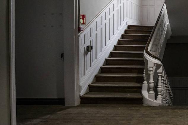 La escalinata, con la balaustrada original, se conserva prácticamente intacta.