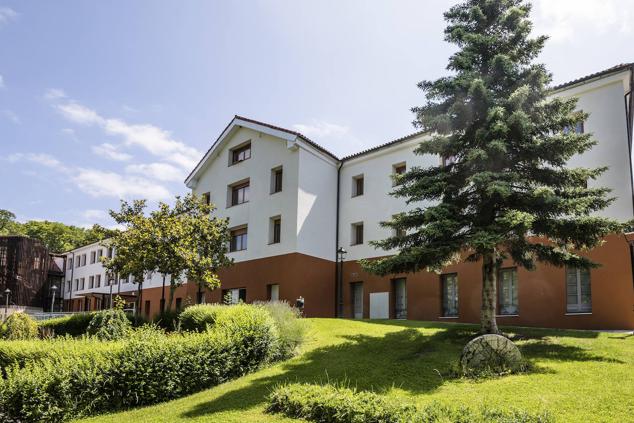 La fachada principal del balneario mira hacia el Baias. A la izquierda, el ascensor que se acaba de instalar. 