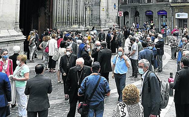 Imagen principal - 1, Tras la finalización del acto religioso, los asistentes esperaron al obispo en la plaza. | 2. Celebración. Asistieron 130 personas entre obispos, personal de la diócesis, curia y amigos. | 3. Segura llegó en coche con el nuncio y luego fue con él a Derio.