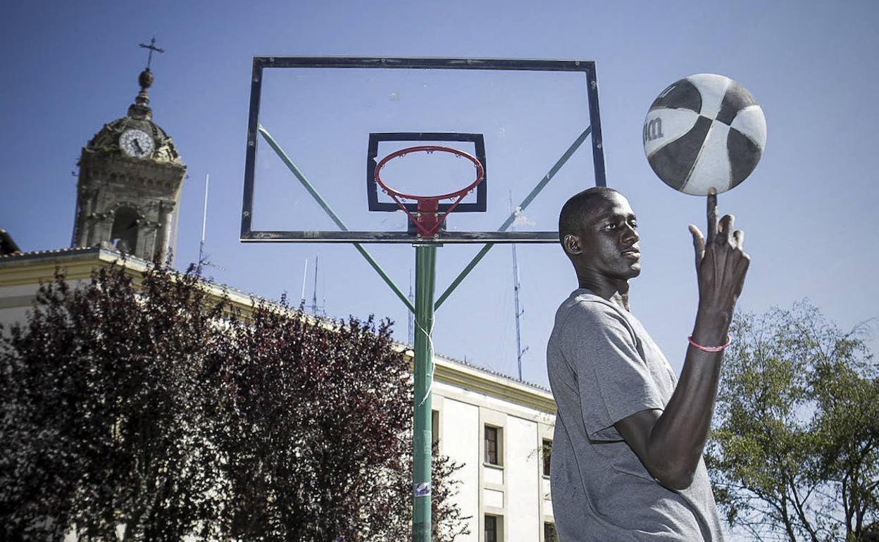 Diop juega con el balón en la cancha callejera de El Campillo.
