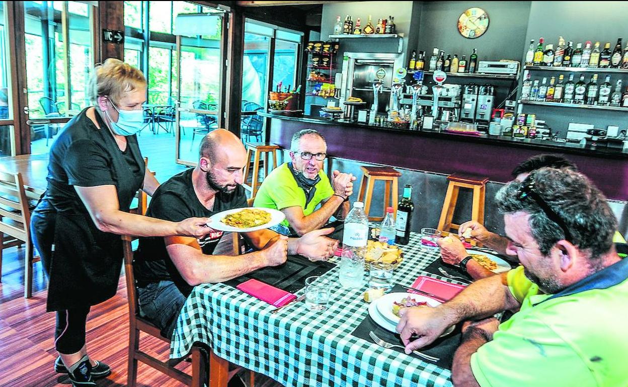 Rosa atiende a la clientela del bar La Traviesa en Lagrán, donde llegó con su pareja sin apenas saber situar el pueblo en el mapa.