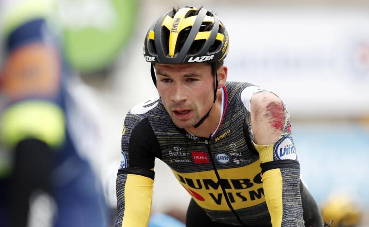 Roglic llega a la meta de la tercera etapa con el hombro izquierdo dañado. 