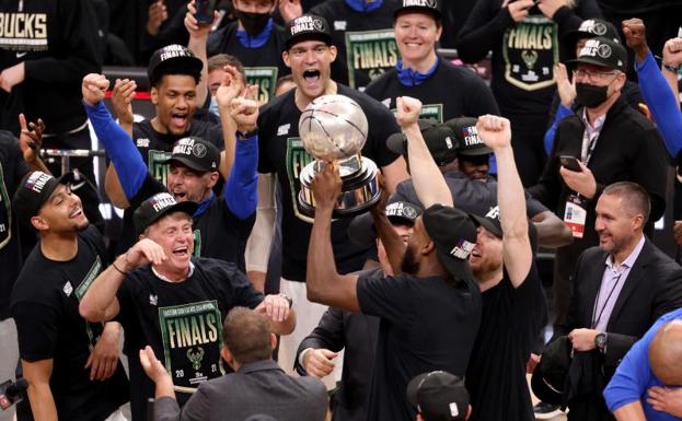 Los Bucks celebran el tiítulo de conferencia y su pase a la gran final.