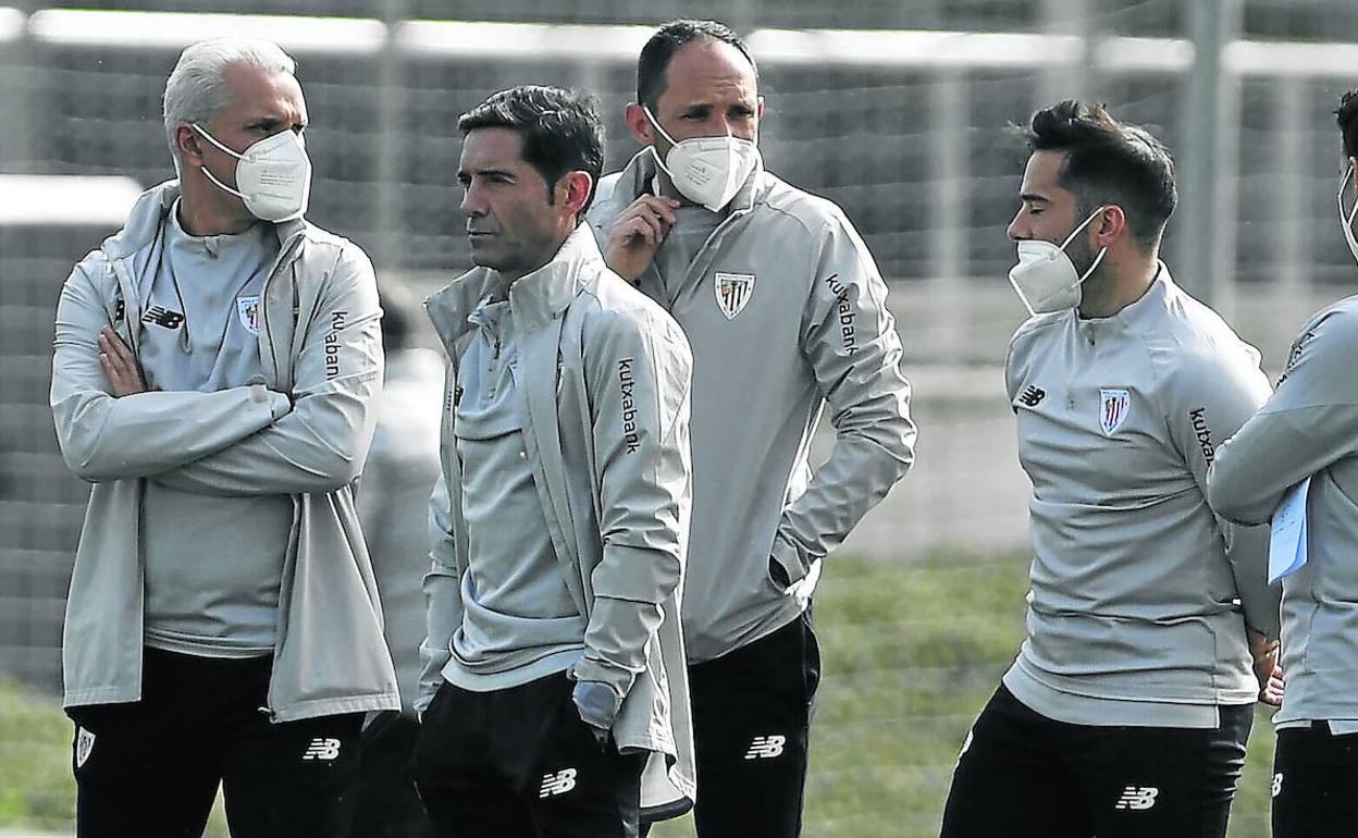 Primera pretemporada. Marcelino y su equipo de trabajo deben engrasar la maquinaria rojiblanca.