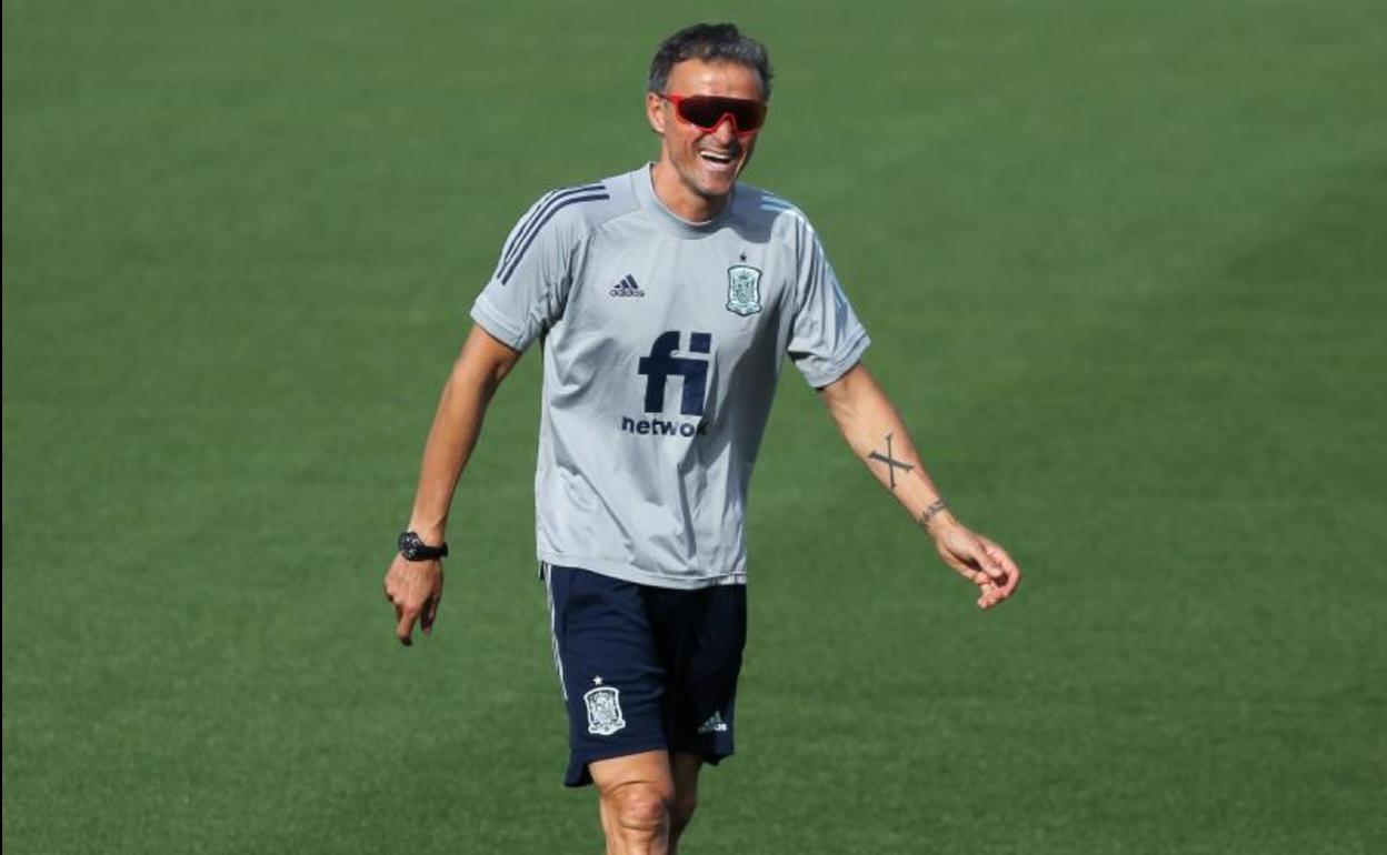 Luis Enrique, sonriente durante un entrenamiento de la selección.