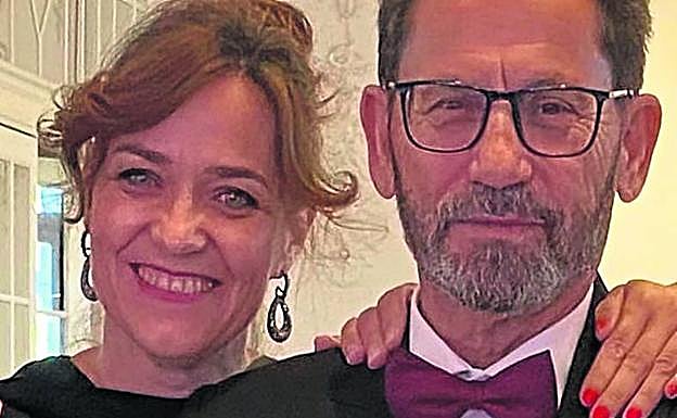 Antonio Herzog, con el premio, acompañado por su hija Sonia.