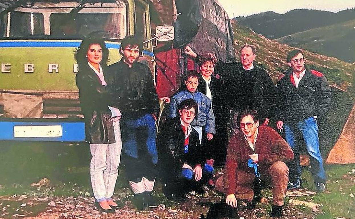 Joseba Segura, junto a sus padres, hermanos y otros familiares. 