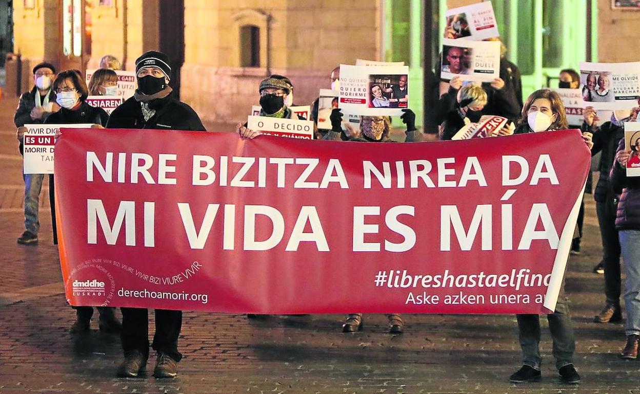 Un grupo de manifestantes protesta en una movilización previa a la regulación de la eutanasia. 