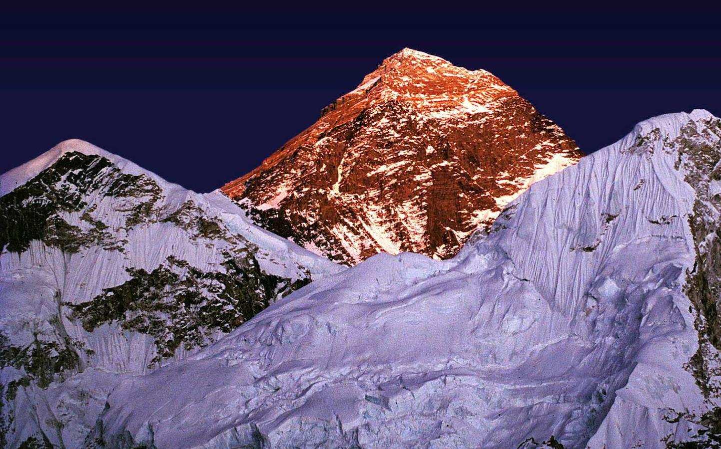 Everest (Nepal): Conocida en todo el mundo por ser la montaña más alta del planeta, el monte Everest cuenta con una altitud de 8.848,86 metros de altitud y se encuentra localizada en la cordillera del Himalaya, cerca de la frontera entre China y Nepal. Cada año el monte Everest atrae a numerosos alpinistas experimentados que intentan ascender a su cima por las diferentes rutas de acceso, aunque también ha sido noticia por atraer grandes colas de cientos de turistas, que atraídos por esta imponente montaña han intentado tocar su cima. Llama la atención también el hecho de que en esta montaña haya cientos de cadáveres, los cuáles sirven como puntos de referencia en su ascensión.