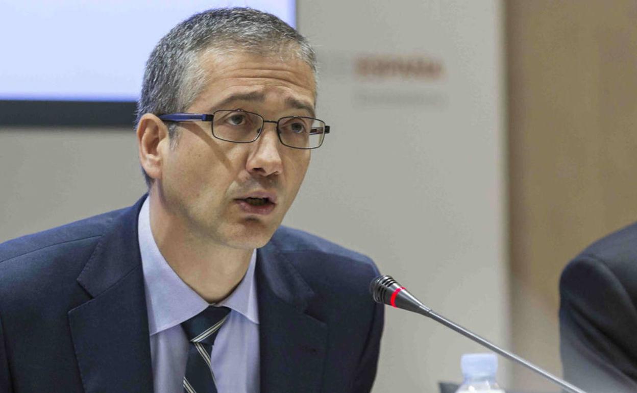 De Cos alerta de una restricción del crédito que lastre la recuperación