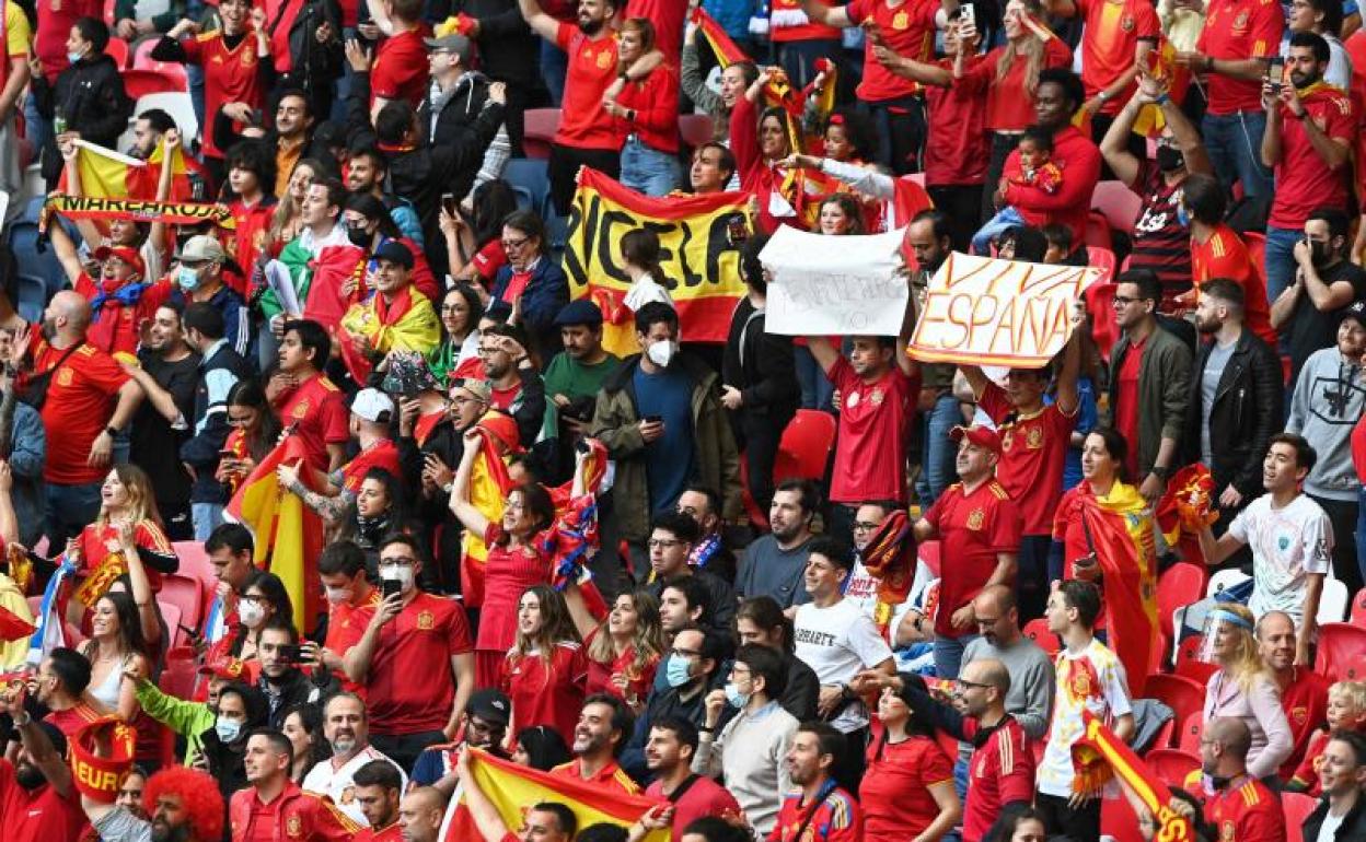 Aficionados españoles en las gradas de Wembley. 