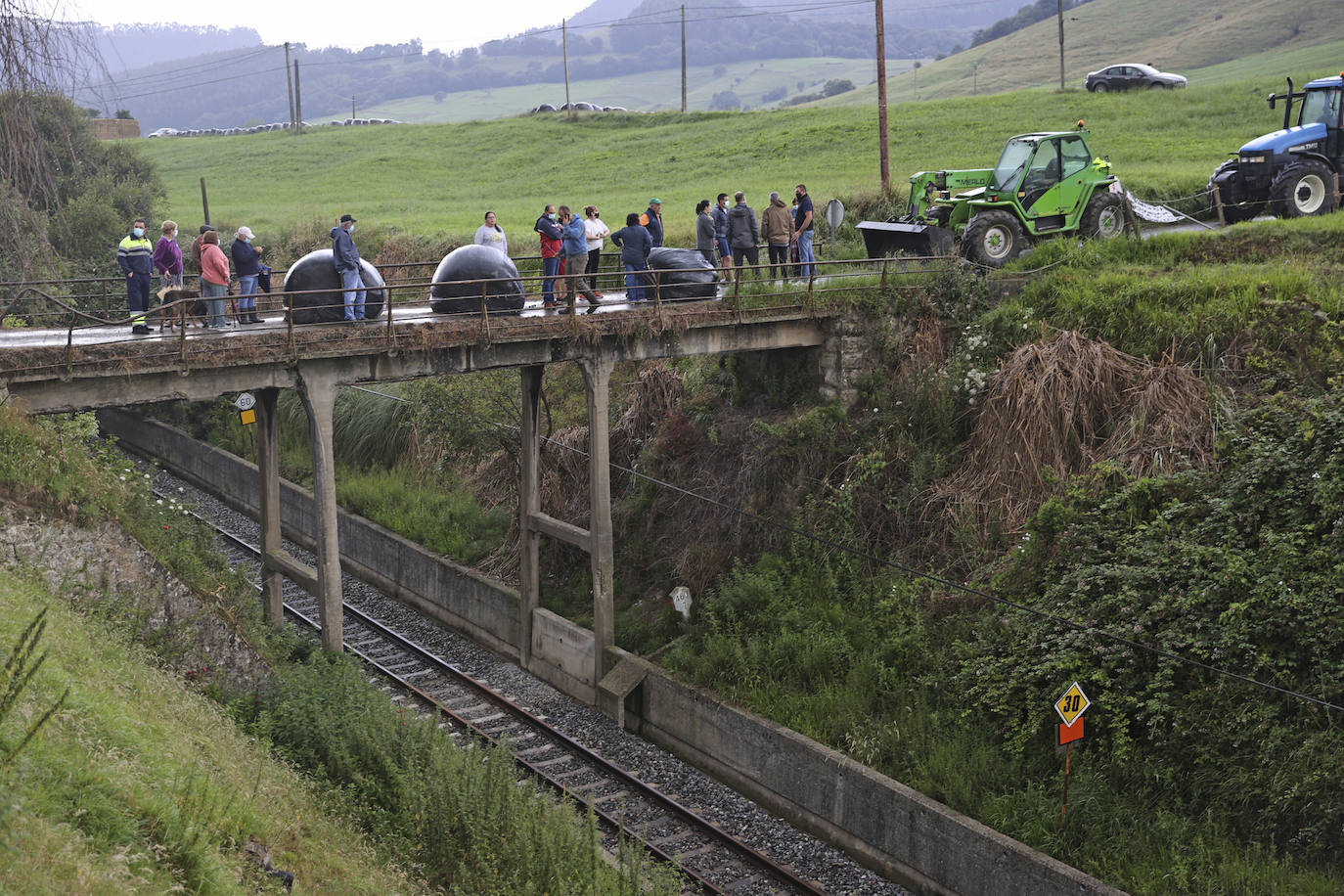 Fotos: Un vecino de Serdio embiste dos patrullas con un dúmper en otra batalla contra el derribo del puente