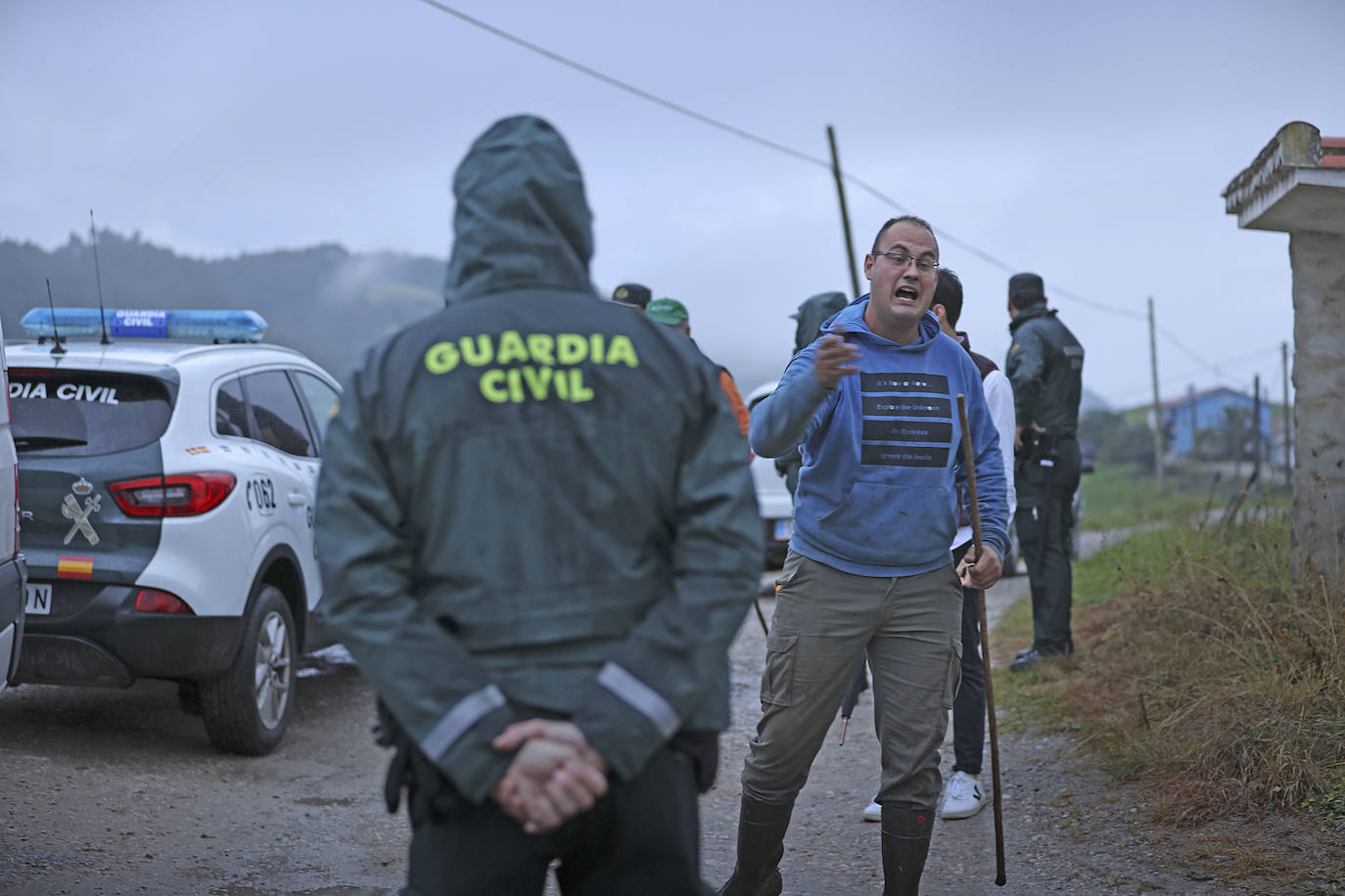 Fotos: Un vecino de Serdio embiste dos patrullas con un dúmper en otra batalla contra el derribo del puente