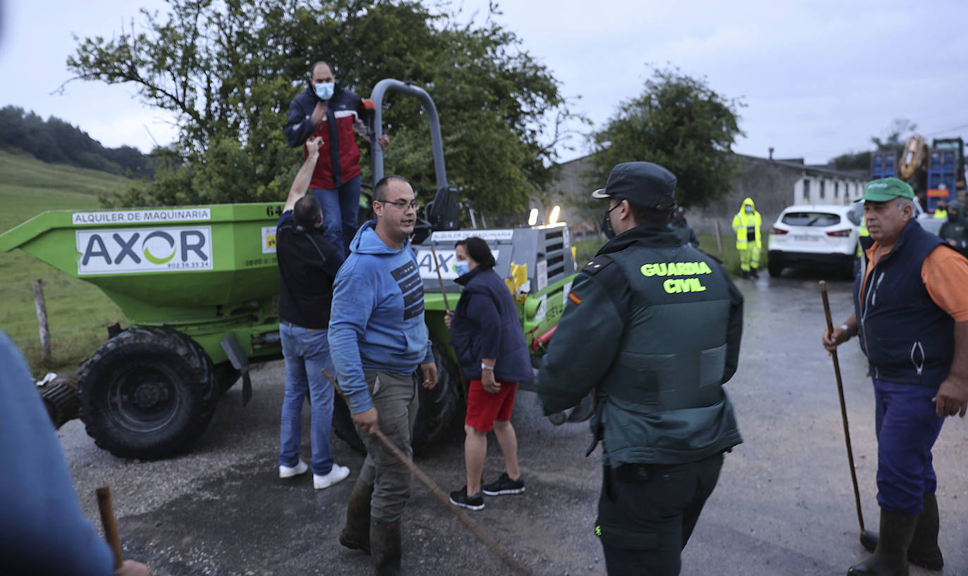 Fotos: Un vecino de Serdio embiste dos patrullas con un dúmper en otra batalla contra el derribo del puente