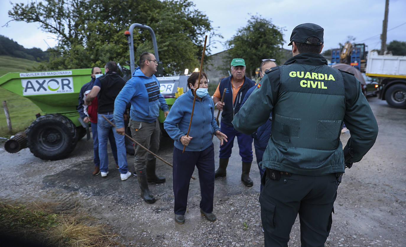 Fotos: Un vecino de Serdio embiste dos patrullas con un dúmper en otra batalla contra el derribo del puente