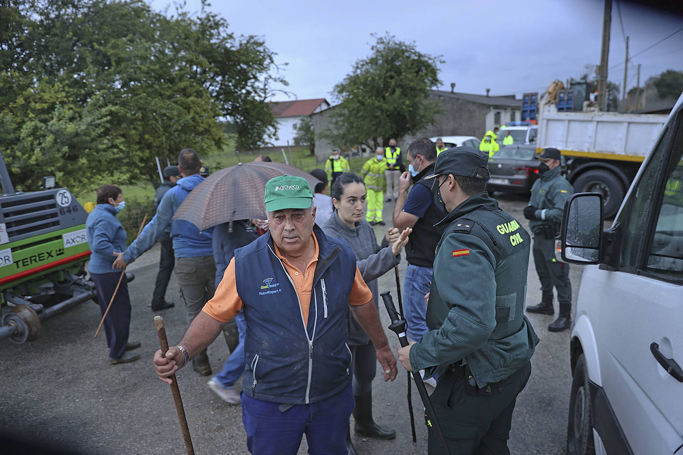 Fotos: Un vecino de Serdio embiste dos patrullas con un dúmper en otra batalla contra el derribo del puente