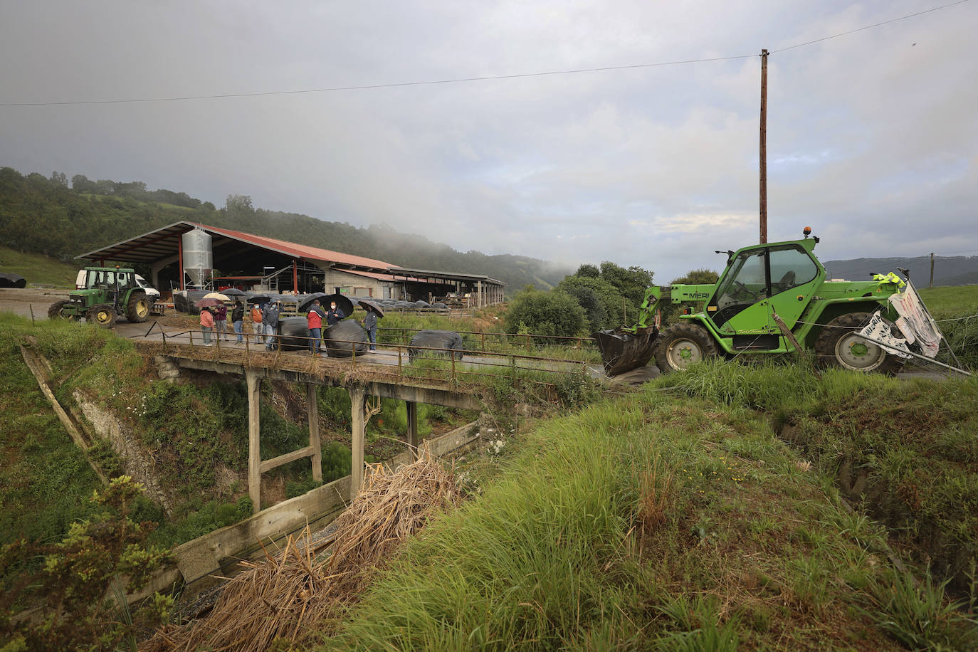 Fotos: Un vecino de Serdio embiste dos patrullas con un dúmper en otra batalla contra el derribo del puente