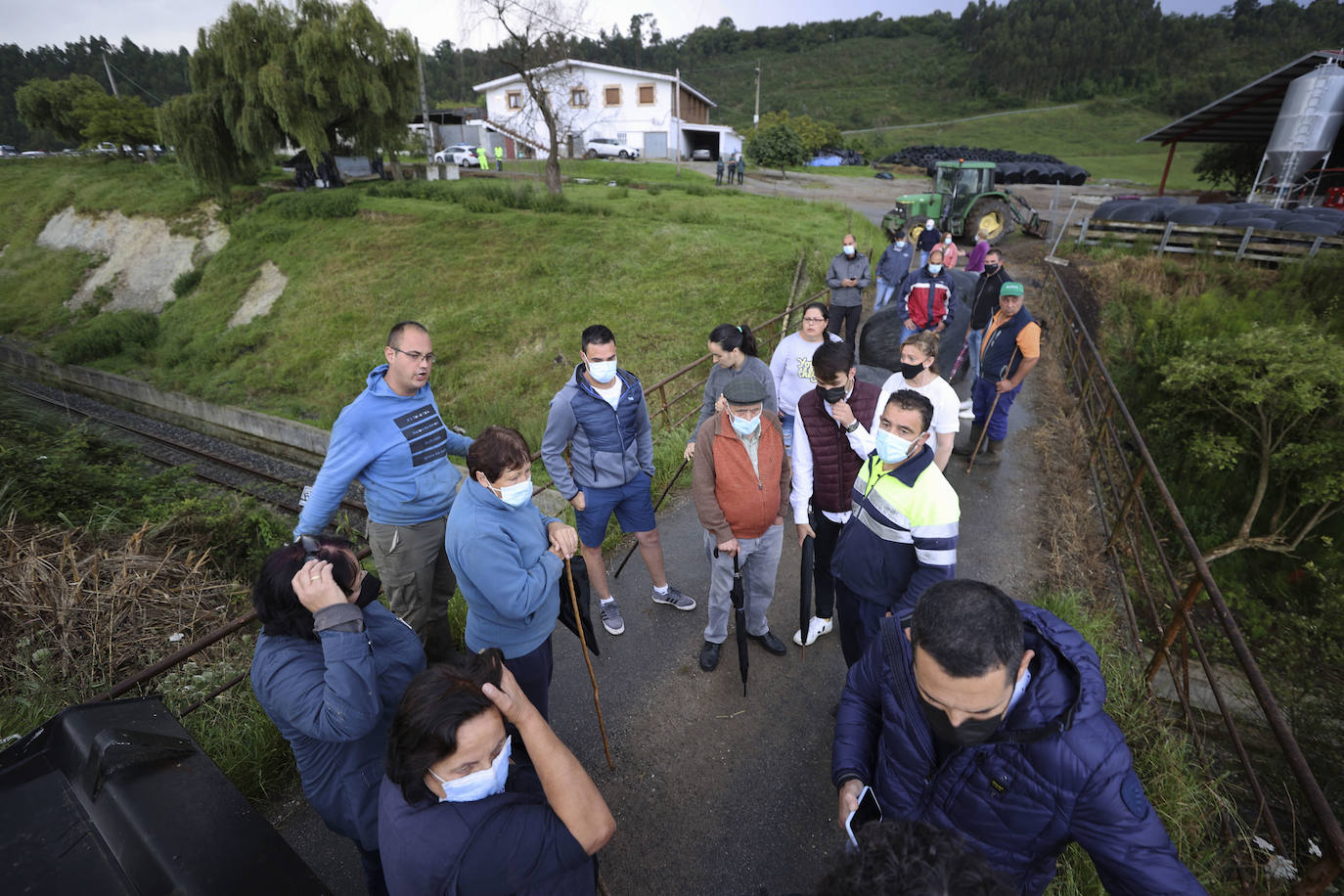 Fotos: Un vecino de Serdio embiste dos patrullas con un dúmper en otra batalla contra el derribo del puente