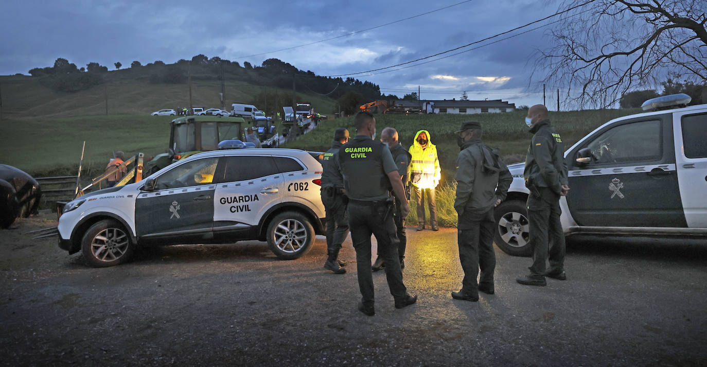 Fotos: Un vecino de Serdio embiste dos patrullas con un dúmper en otra batalla contra el derribo del puente