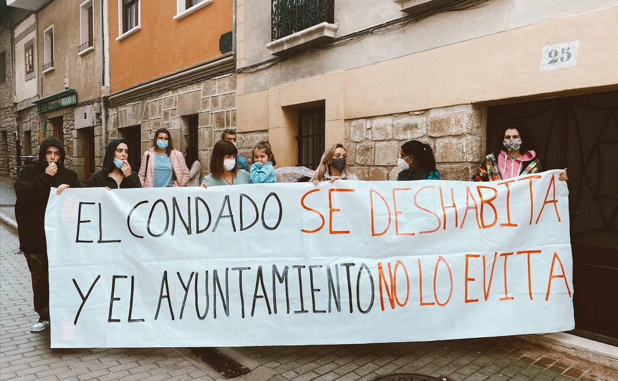 La manifestación contó con 65 personas repartidas en varios grupos, según los convocantes. 