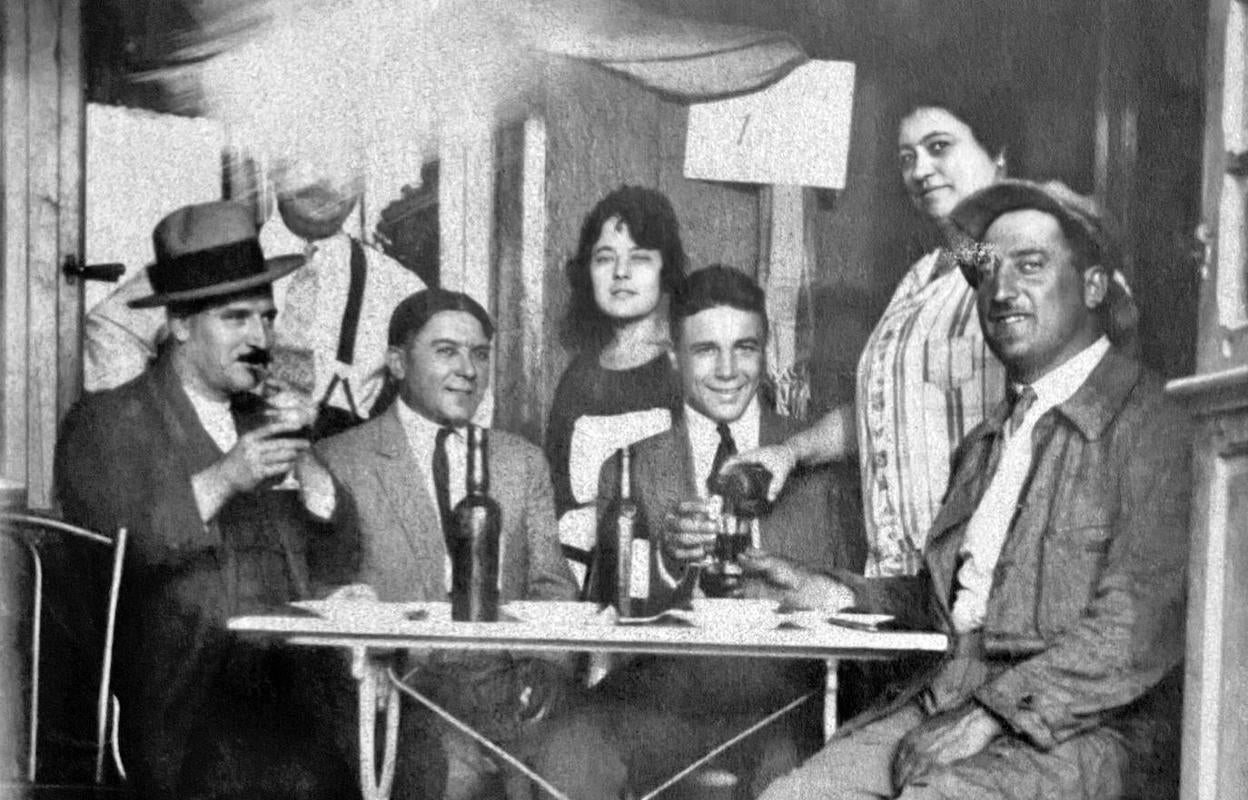 Antigua fotografía tomada en un bar de Bilbao. 