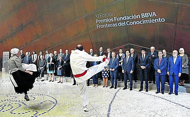 Dos dantzaris bailan en el Euskalduna el aurresku de honor ante las autoridades y los premiados en la entrega de los galardones en 2019. 