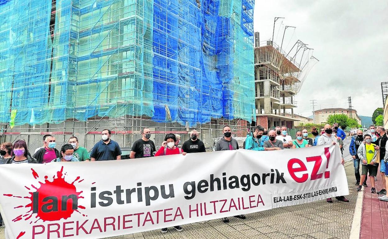 Protesta ante la obra en la que un operario falleció el viernes tras caer desde una cuarta planta. 
