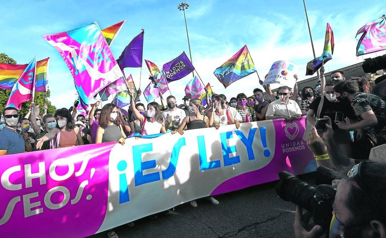 La ministra de Igualdad, Irene Montero, ondea una bandera trans el sábado en la marcha del Orgullo. 